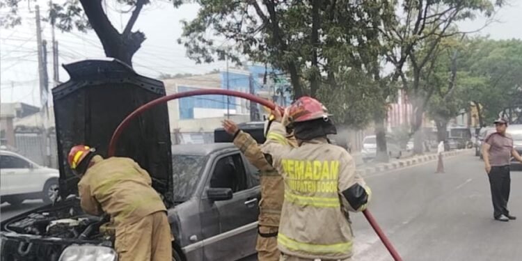 Mobil Mercedes Benz Terbakar di Cileungsi Bogor, Api Muncul dari Bawah Kap