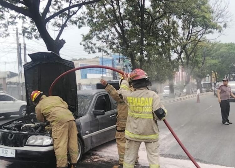 Mobil Mercedes Benz Terbakar di Cileungsi Bogor, Api Muncul dari Bawah Kap