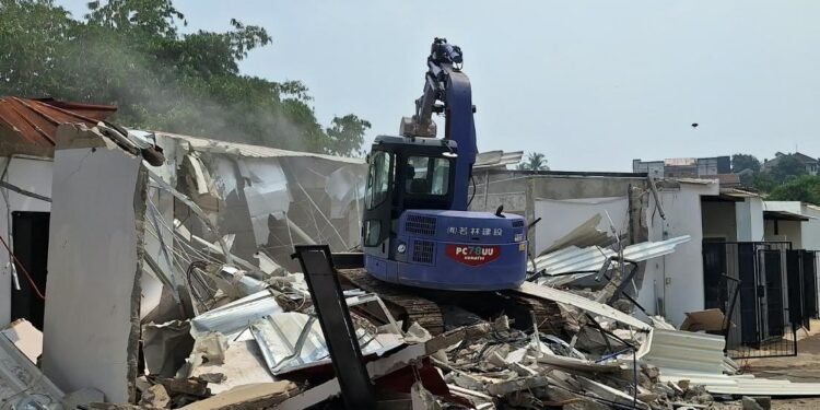 10 Bangunan Mewah di Lapas Cibinong Dibongkar Pakai Alat Berat, Ternyata Berdiri di Atas DAS