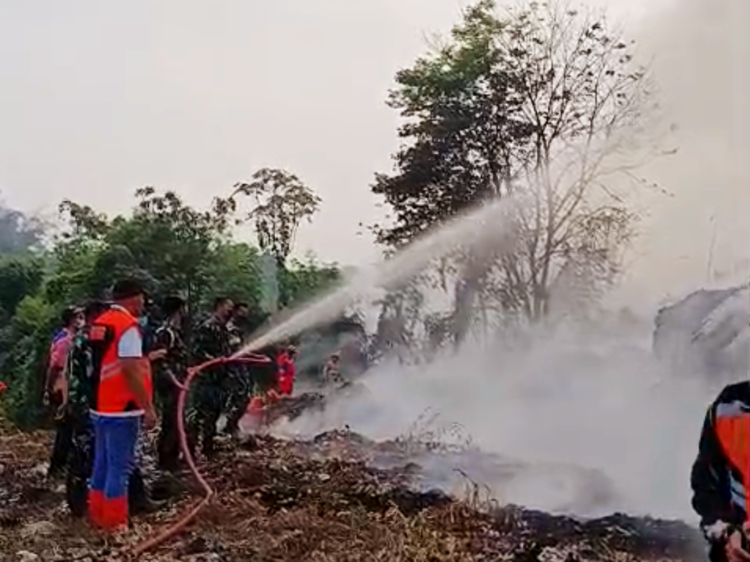 Kebakaran TPA Galuga Bogor Meluas hingga 5 Hektare, Helikopter Dikerahkan untuk Padamkan Api