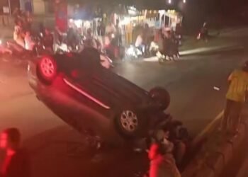 Mobil Terguling Usai Tabrak Pembatas Jalan di Kemang, Pengemudi Sempat Pingsan