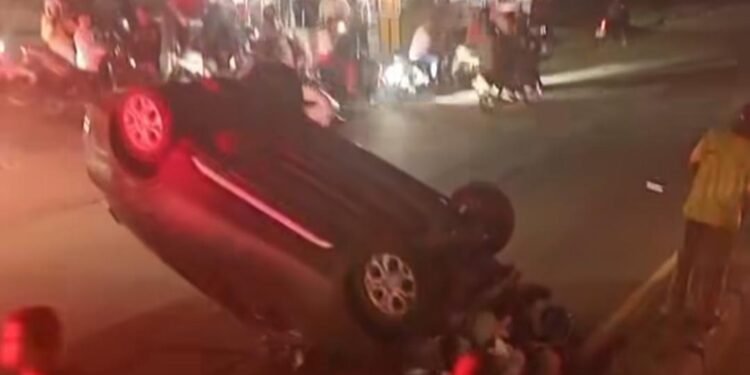 Mobil Terguling Usai Tabrak Pembatas Jalan di Kemang, Pengemudi Sempat Pingsan