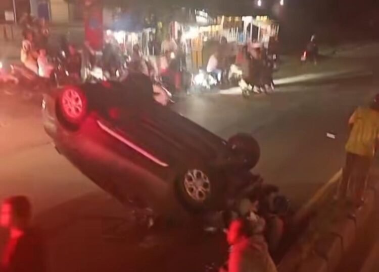 Mobil Terguling Usai Tabrak Pembatas Jalan di Kemang, Pengemudi Sempat Pingsan