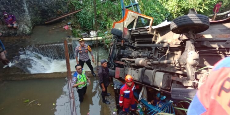 Kecelakaan di Jalur Puncak Bogor, Minibus Pariwisata Terjun ke Jurang Usai Tabrak Mobil, Sopir Luka Berat
