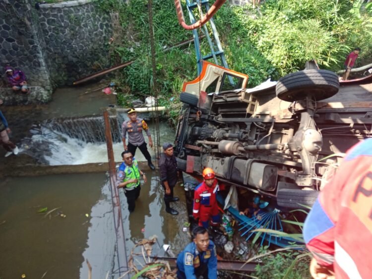 Kecelakaan di Jalur Puncak Bogor, Minibus Pariwisata Terjun ke Jurang Usai Tabrak Mobil, Sopir Luka Berat