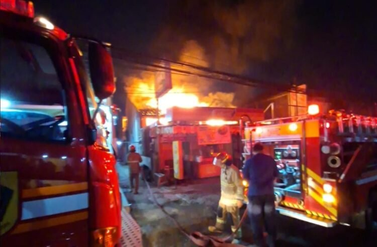 Gerai d’Besto Cibinong Kebakaran saat Karyawan Masak Sambal, Api Merambat ke Plafon