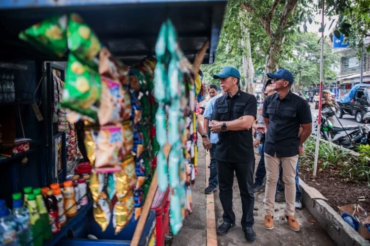 Dedie Rachim Turun ke Jalan, Temukan PKL Kuasai Trotoar hingga Angkot Parkir Sembarangan di Bogor