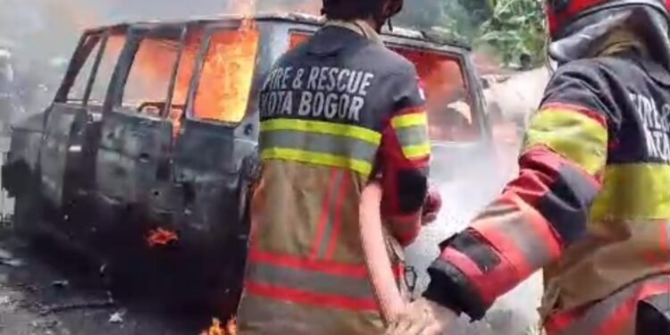 Sempat Ditinggal, Mobil Bawa 8 Jerigen Bensin Terbakar di Bogor, Dua Orang Luka Bakar