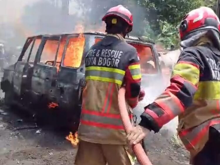 Sempat Ditinggal, Mobil Bawa 8 Jerigen Bensin Terbakar di Bogor, Dua Orang Luka Bakar