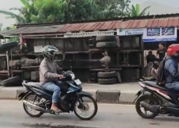 Truk Bermuatan Air Kemasan Terguling di Jalan Raya Parung-Kemang Bogor, Lalu Lintas Macet Total
