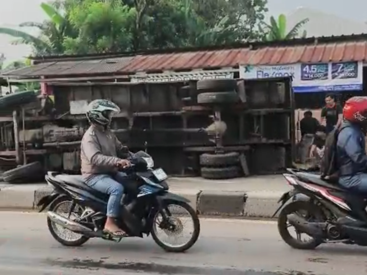 Truk Bermuatan Air Kemasan Terguling di Jalan Raya Parung-Kemang Bogor, Lalu Lintas Macet Total